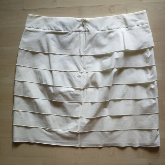 🆕 BCBG size 6 Off White, lightweight Ruffled, Zip Up Mini Skirt - Picture 2 of 9